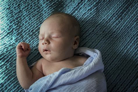 Prečo sa novorodenec večer budí a plače?